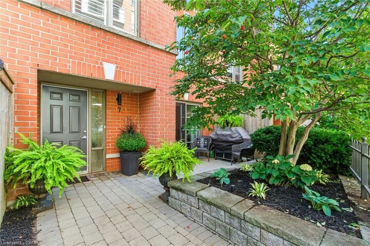 Property Photo:  