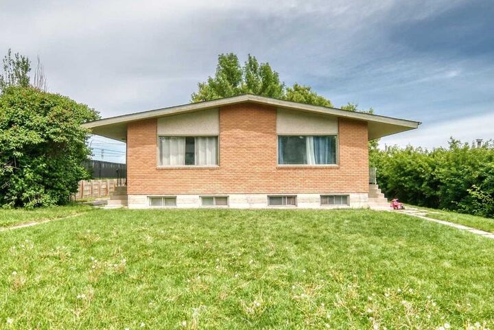 416/418 33 Avenue NE — photo 1