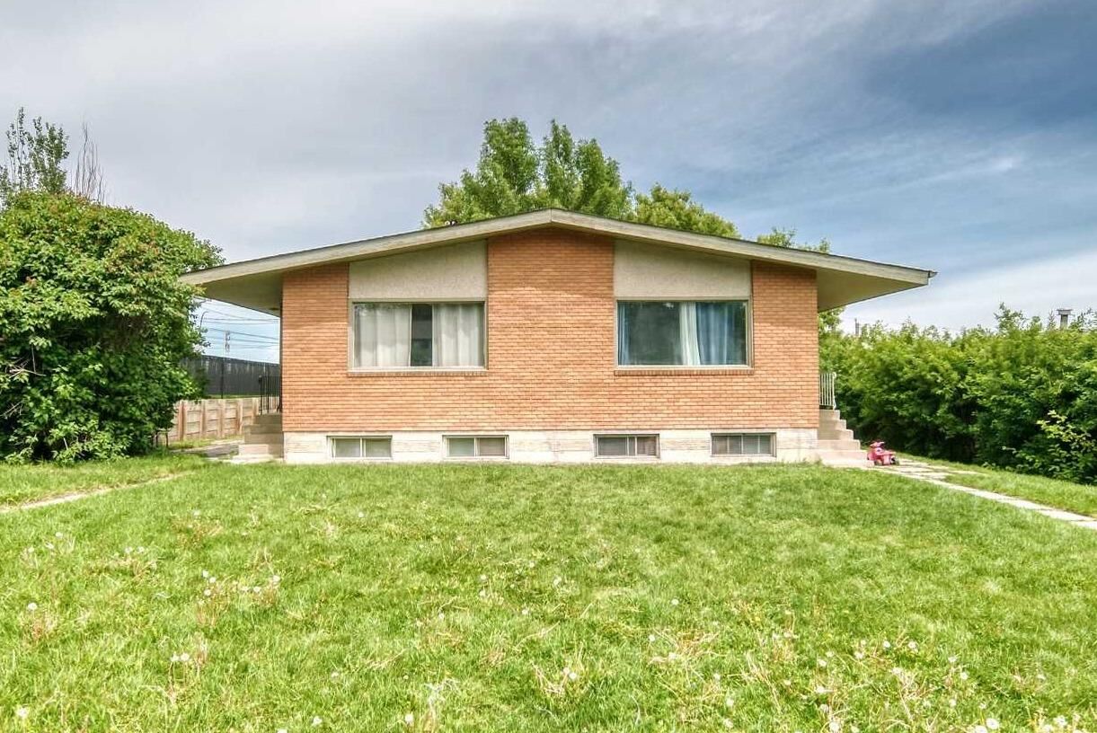 Property Photo: 416/418 33 Avenue NE AB T2E 2J1