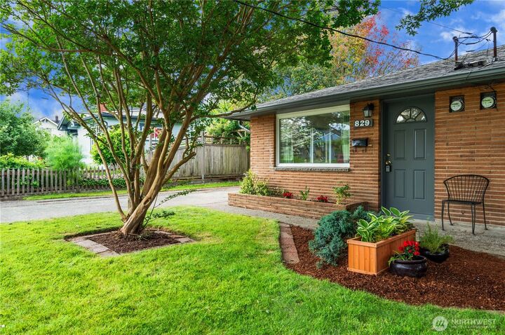 Property Photo:  827 N 1st Street  WA 98057 