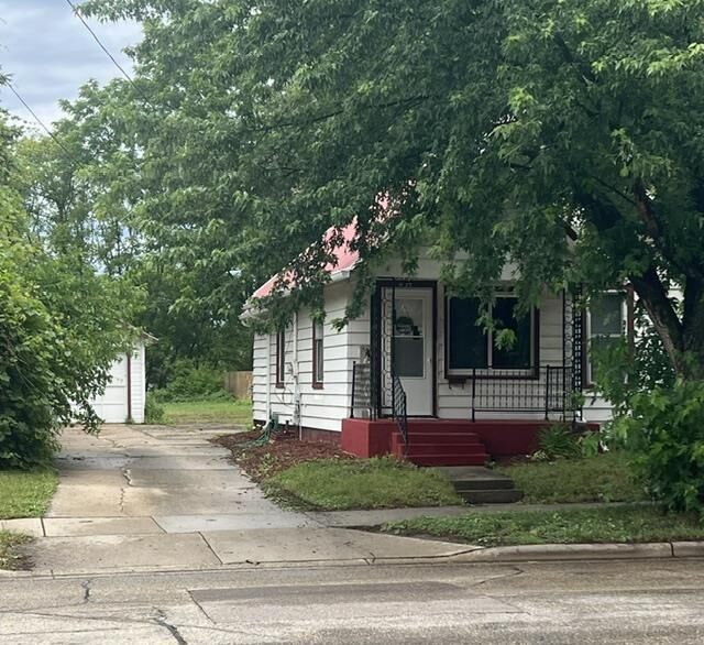 Property Photo: 827 E Memorial Drive WI 53545