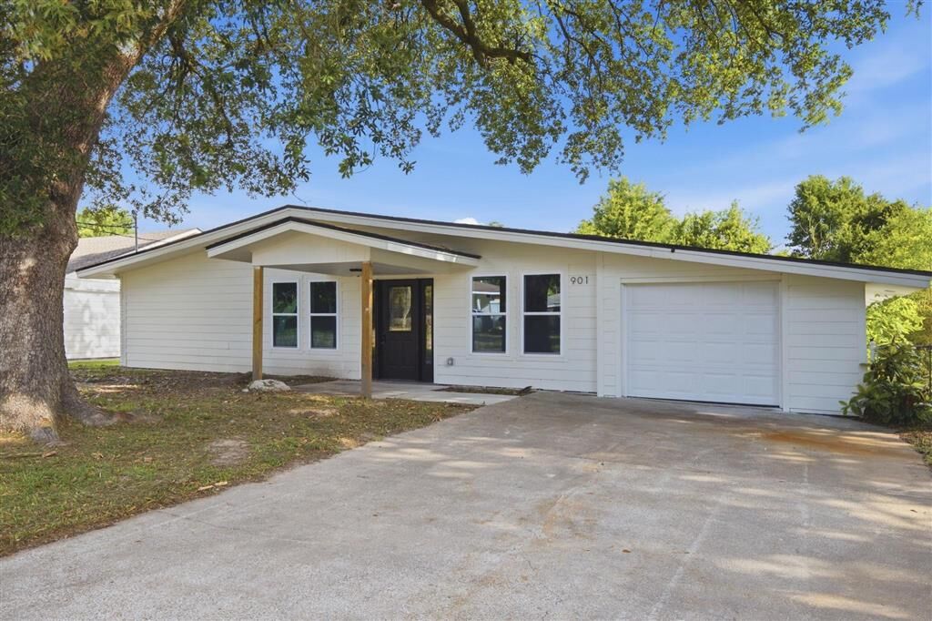 Property Photo:  901 Cherryhill Street  LA 70607-0000 