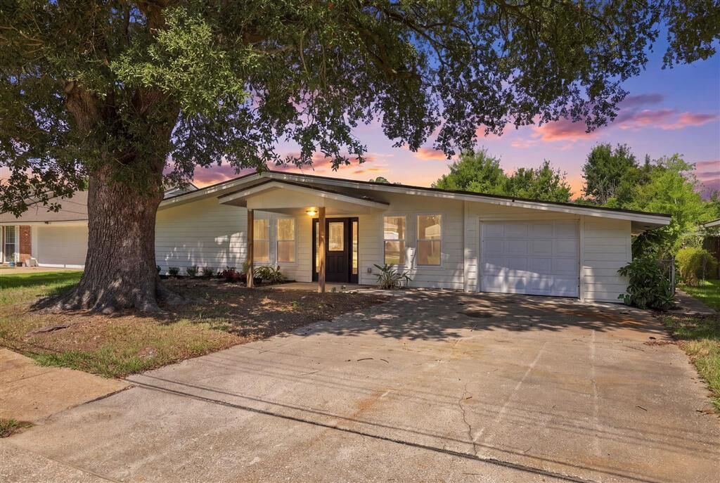 Property Photo: 901 Cherryhill Street LA 70607-0000
