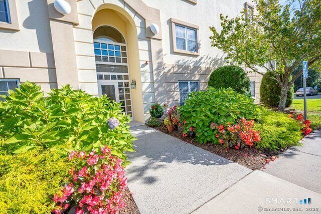 Property Photo:  75 Washington Avenue 8-205  CT 06518 
