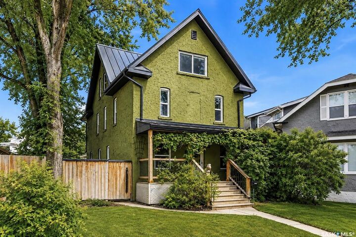 Property Photo: 212 25th Street W SK S7L 0C4