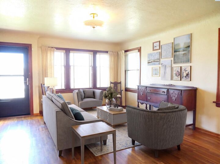 Property Photo: 2712 Clinton Way WA 98902