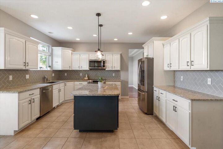 Property Photo: 1876 Nova Ln WA 99352