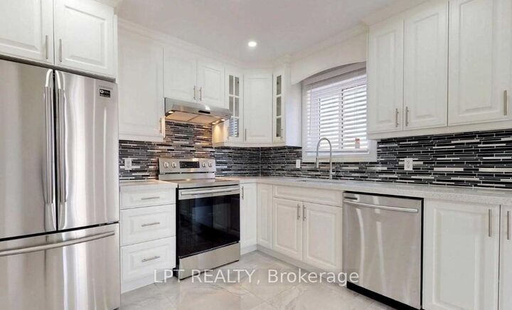 Property Photo: 7 Champlain Boulevard ON K9V 4R1