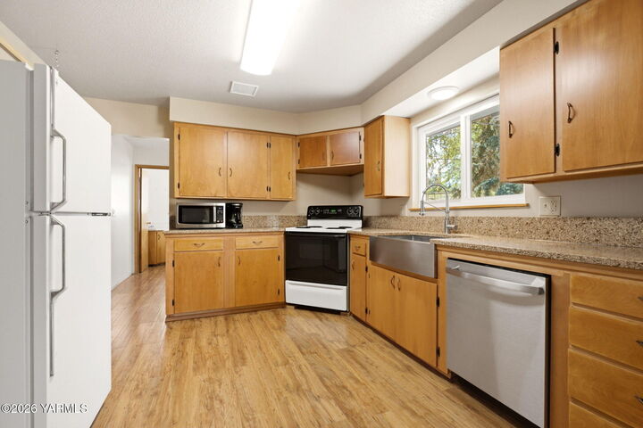 Property Photo:  210 Ranchette Ln  WA 98942 