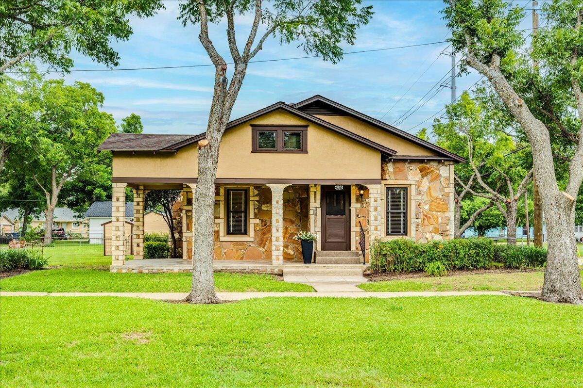 Property Photo:  305 W Ash Street  TX 76530 