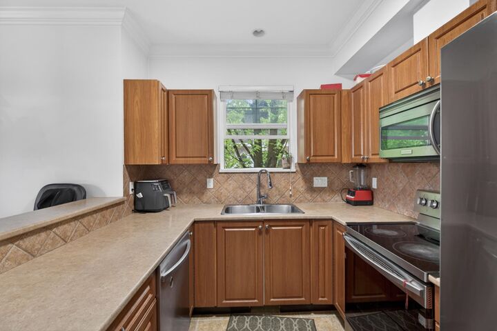 Property Photo: 1010 Ewen Avenue 25 BC V3M 5C9
