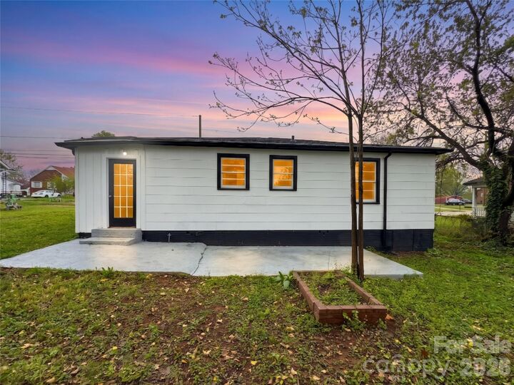 Property Photo:  142 S Ervin Avenue  NC 28658 