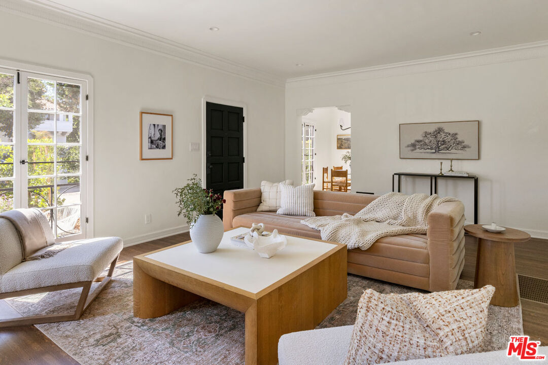 Property Photo:  1106 S Cochran Ave  CA 90019 