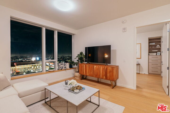 Property Photo:  889 Francisco St  CA 90017 