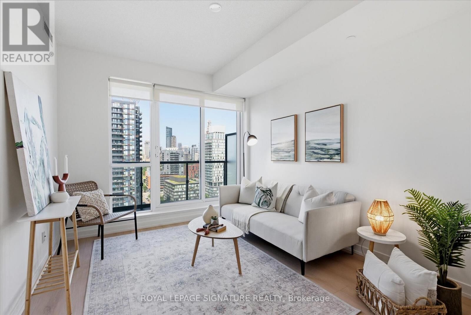 Property Photo:  170 Sumach Street 1807  ON M5A 0C3 
