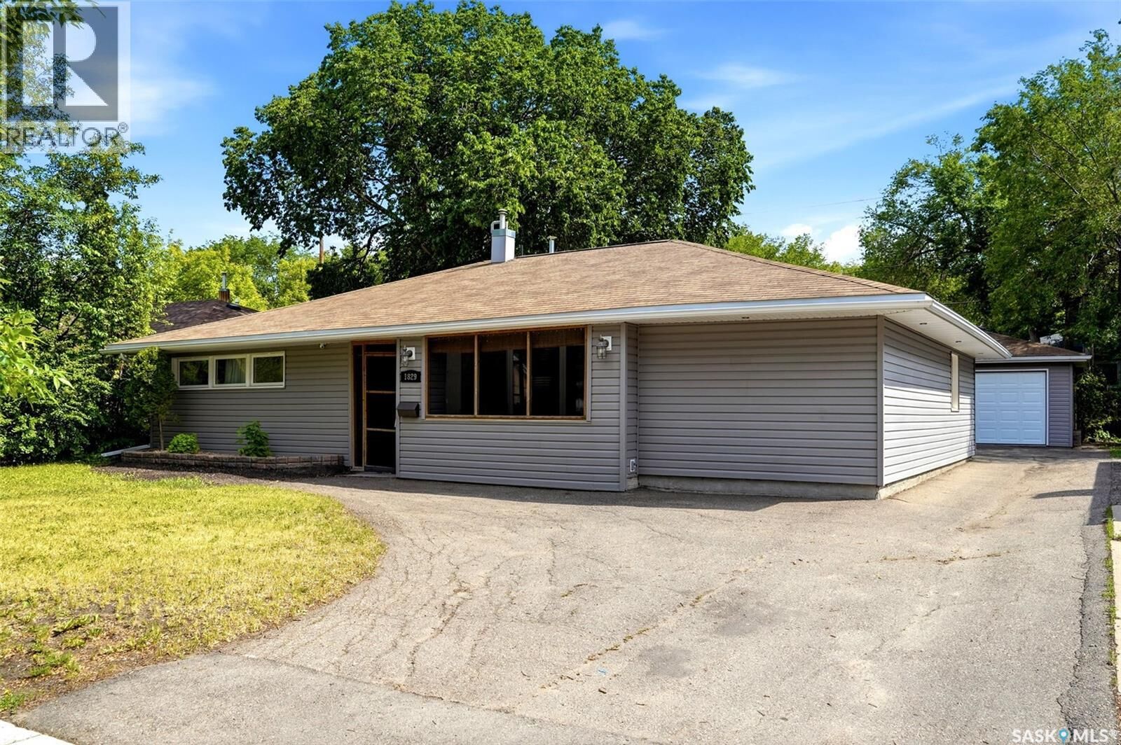 Property Photo: 1829 Grant Drive SK S4S 4V5