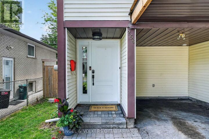 Property Photo:  258 Carillon Street  ON K1L 5X6 