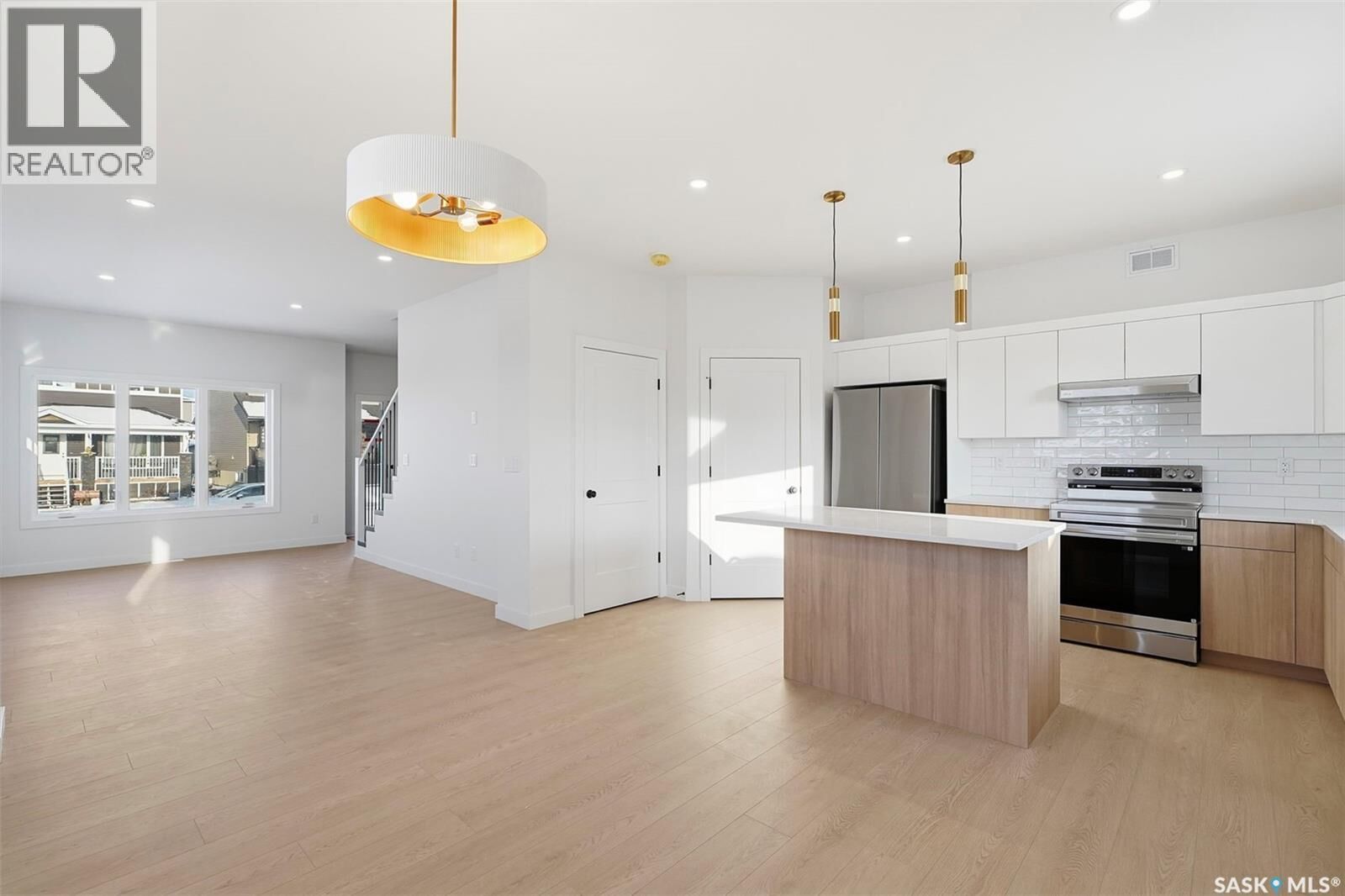 Property Photo: 1428 Besnard Drive SK S0K 2T1