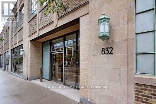 Property Photo: 832 Bay Street 902 ON M5S 1Z6