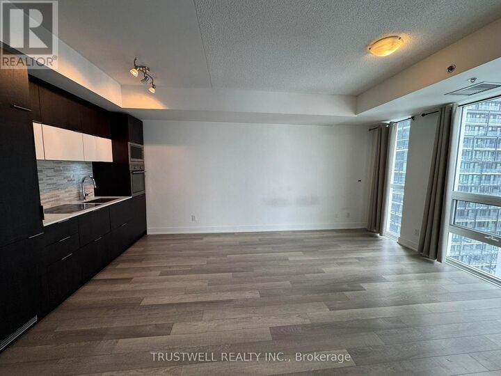 Property Photo: 318 Richmond Street West 1810 ON M5V 0B4