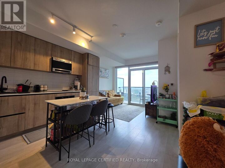 Property Photo: 127 Broadway Avenue 1701 ON M4V 1P4