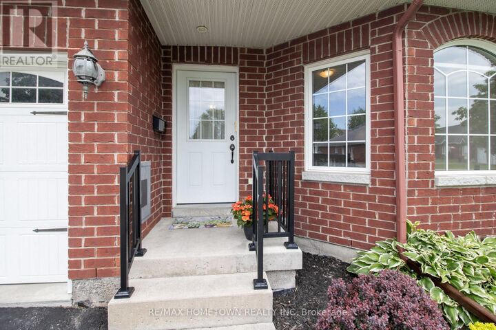 Property Photo: 155 Steacy Gardens ON K6V 0B5