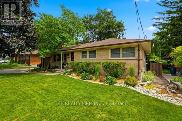 Property Photo:  473 Pinetree Drive  ON N6H 3M9 