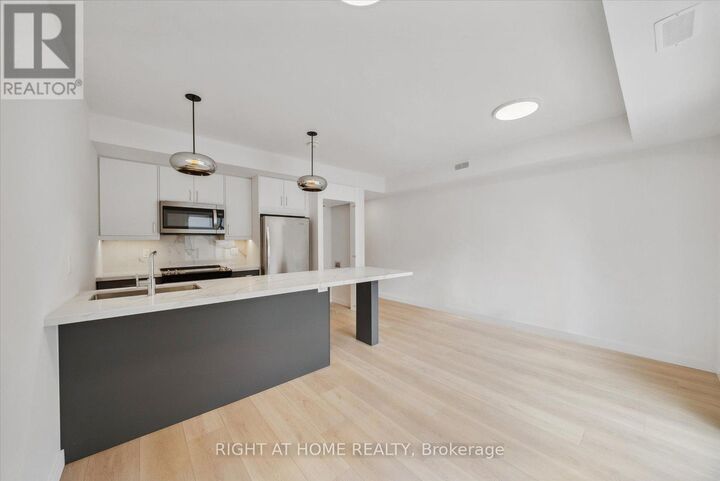 Property Photo:  367 Howland Avenue 2  ON M5R 3C1 