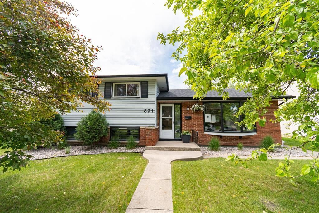Property Photo: 804 Beaverhill Boulevard MB R2J 3J2