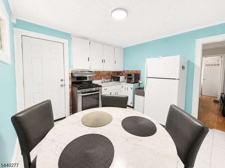 Property Photo:  522 Saddle River Rd Apt 1 Apt1  NJ 07663 
