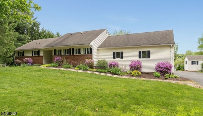 Property Photo:  7 Sunshine Dr  NJ 08867 