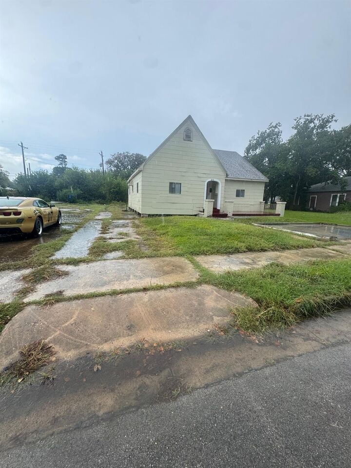 Property Photo: 2217 Rev Dr Ransom Howard Street TX 77640