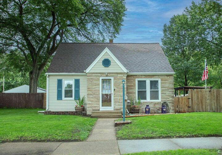 Property Photo:  523 Archer Avenue  IA 50703 