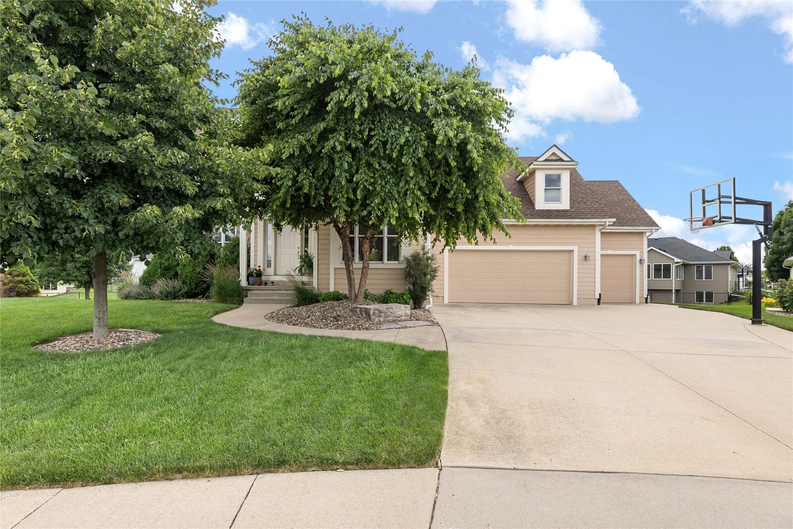 Property Photo:  1104 NW Gabus Circle  IA 50111 