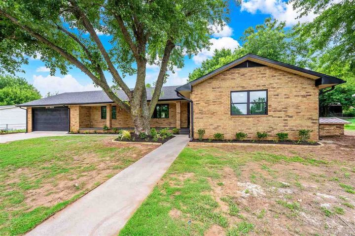 Property Photo:  403 E Shields Ave  OK 73541 