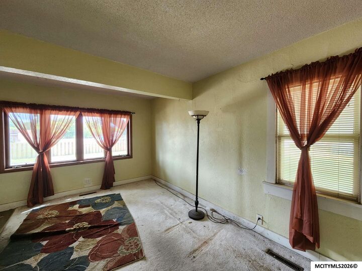 Property Photo:  40 27th SW  IA 50401 