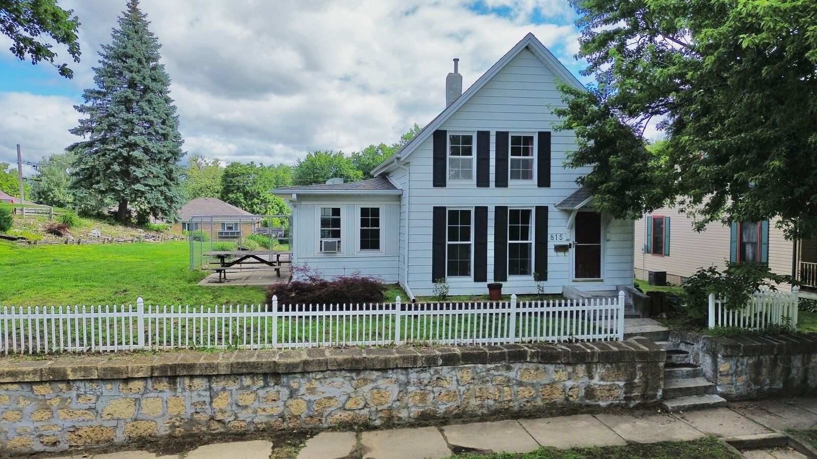 Property Photo:  815 10th Avenue  IL 61252 