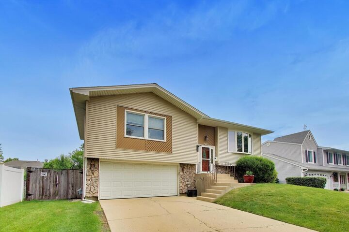 Property Photo:  650 Nassau Drive  IL 60172 