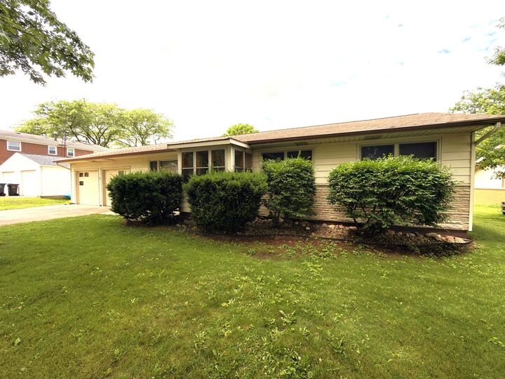 Property Photo:  315 Mecherle Drive  IL 61701 