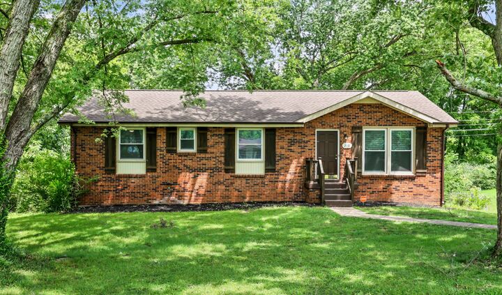 Property Photo:  210 Maplewood Dr  TN 37042 