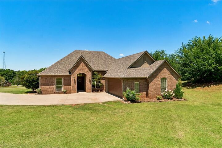 Property Photo: 1609 Willow Road OK 73010