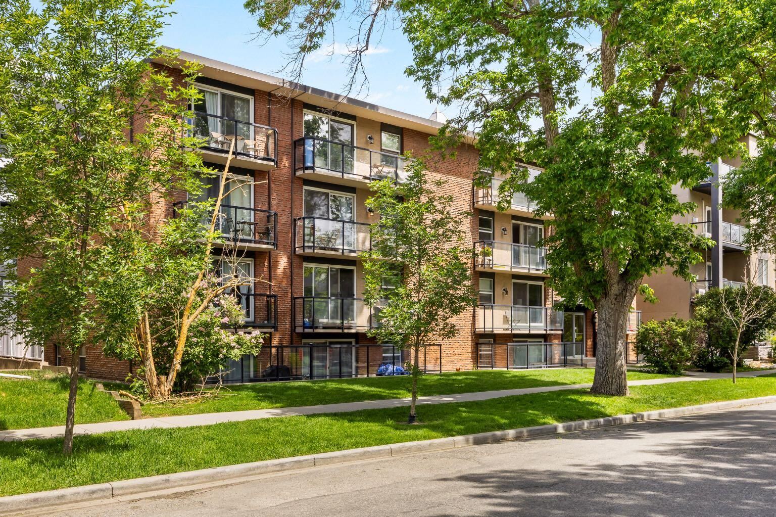 Property Photo: 924 18 Avenue SW 304 AB T2T 0H1
