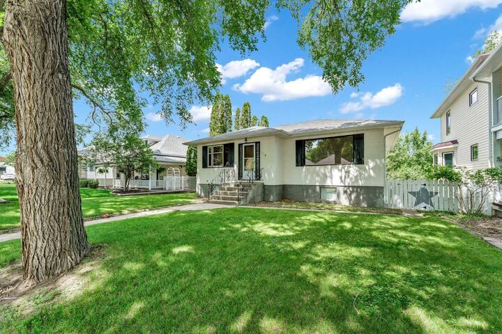 Property Photo:  530 7 Street SE  AB T1A 1K3 