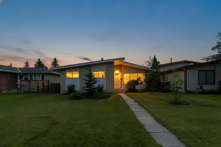 Property Photo:  9828 Fairmount Drive SE  AB T2J 0S1 
