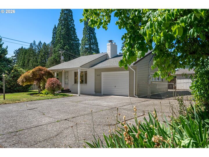 Property Photo:  3305 SE Pinehurst Ave  OR 97267 
