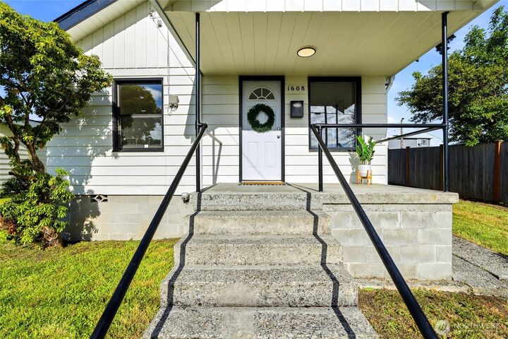 Property Photo:  1608  Cedar Street  WA 98201 