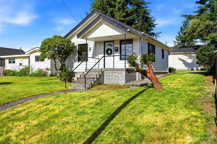 Property Photo: 1608 Cedar Street WA 98201