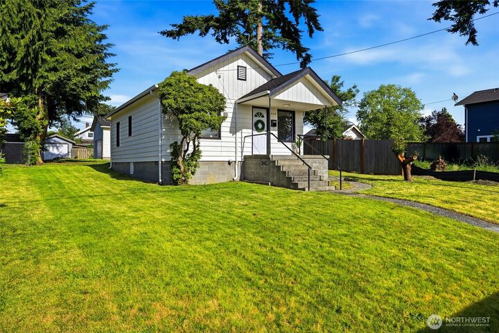 Property Photo:  1608  Cedar Street  WA 98201 