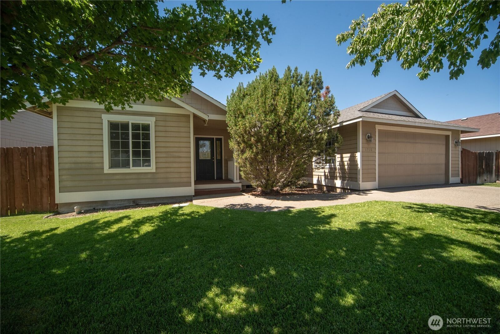 Property Photo:  1715 N Bridgewood Lane  WA 98926 