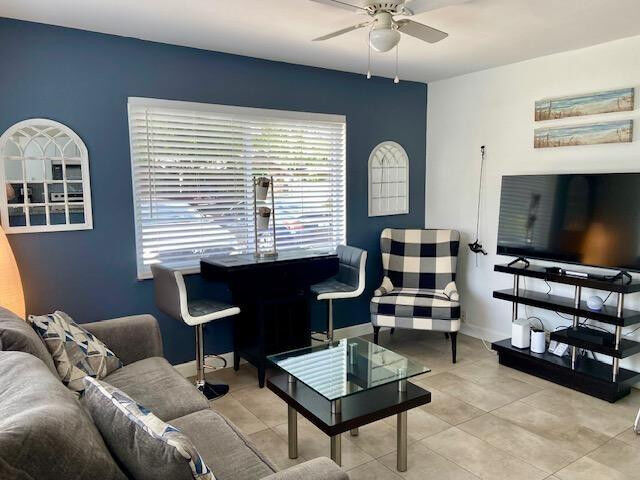 Property Photo:  1528 NE 32nd Street 1  FL 33334 